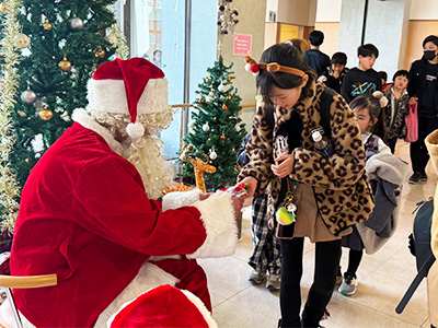 サンタクロースからプレゼントをもらう様子