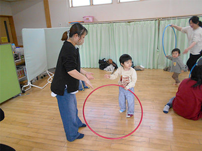 フラフープで遊ぶ様子