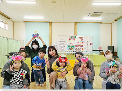 鬼のお面をつけた写真