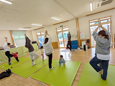 親子ヨガの様子