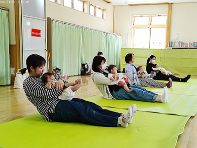 親子ヨガの様子