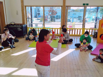 松島町児童館（松島町こども支援班）のイベント「リズム遊びの会」の様子